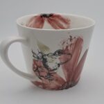 Taza de Porcelana con flores rosas y rana autóctona
