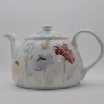 Tetera de porcelana floreada