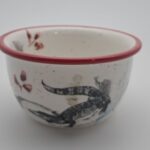 compotera de porcelana blanca con vivos rojos Yacaré